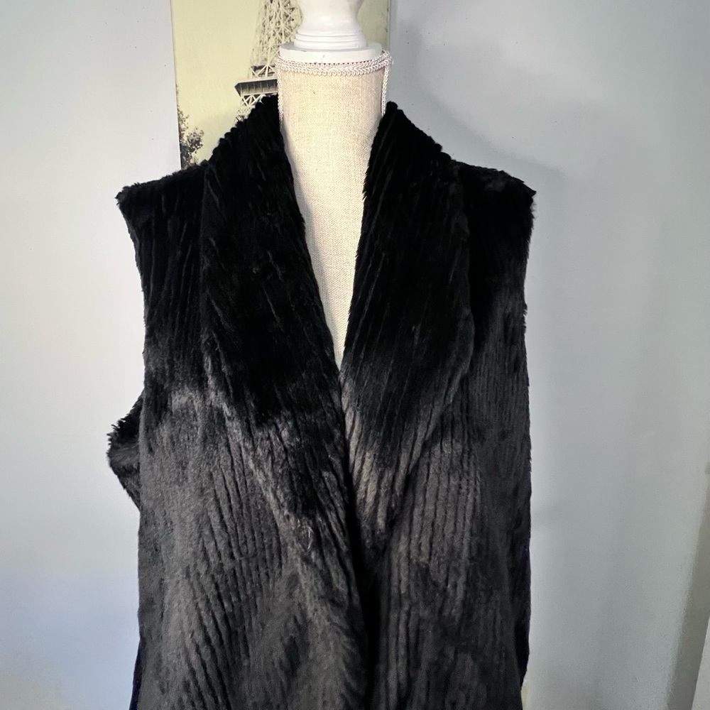 Ellen Tracy Elegant Black Textured Cape